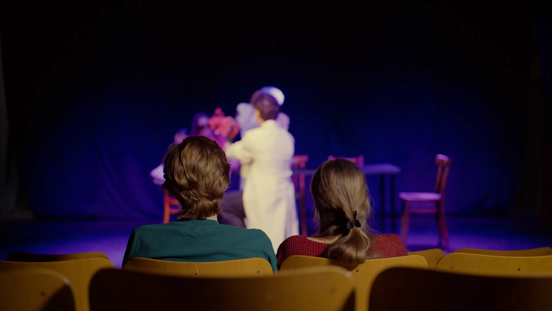 Oční kontakt na 2 vteřiny — záběr 2